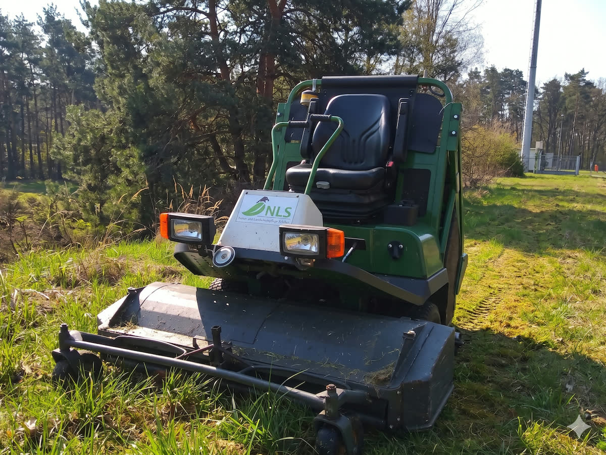 Professioneller Aufsitzmäher im Einsatz