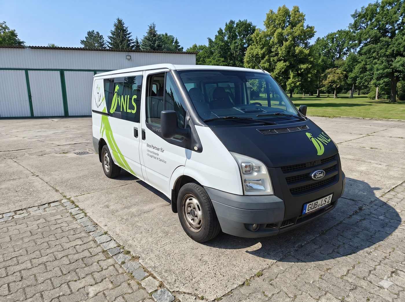 Firmenfahrzeug von NLS Scheller mit Ausrüstung